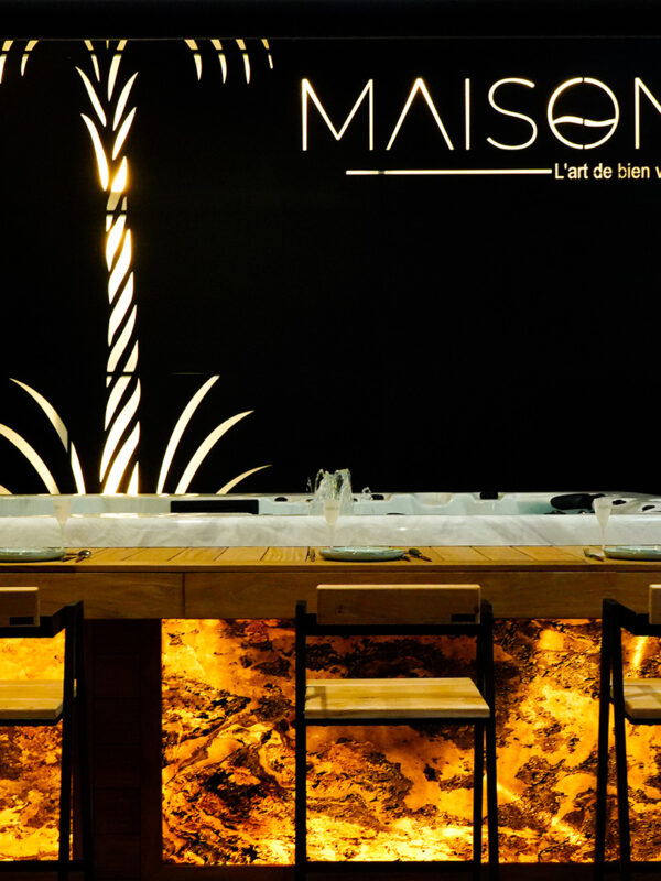 bar-showroom-maison-bali-nuit